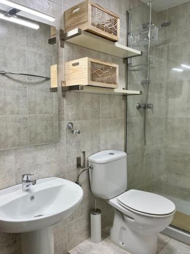 uma casa de banho com um WC e um lavatório em Sa Palometa em Tossa de Mar