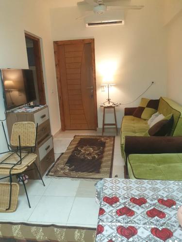 - un salon avec un canapé et une télévision dans l'établissement مكادى هايتس, à Hurghada