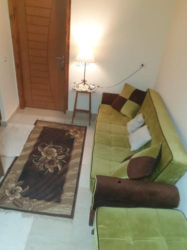 - un salon avec un canapé et une table dans l'établissement مكادى هايتس, à Hurghada