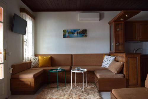 ein Wohnzimmer mit einem Sofa und einem Tisch in der Unterkunft Alisaxni Seaside Studio in Agios Ioannis