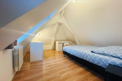 a bedroom with a bed and a white roof at Appartement 4 chambres spacieux et lumineux in Orléans