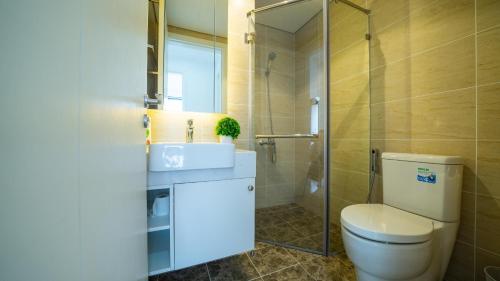 uma casa de banho com um WC, um lavatório e um chuveiro em Luna's House - Vinhomes D'Capitale - 2Br Apt em Hanói