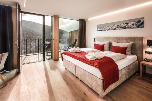サレンティーノにあるPanoramic Lotschのベッドルーム(大型ベッド1台、バルコニー付)