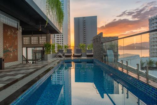 een zwembad op het dak van een gebouw bij Aaron Boutique Hotel in Nha Trang