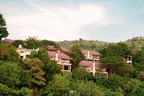 un grupo de casas en una colina con árboles en Victoria Cliff Hotel & Resort, Kawthaung en Kawthaung