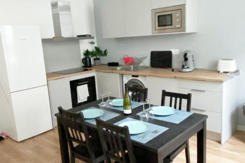 une cuisine avec une table avec des chaises et une salle à manger dans l'établissement Appartement coup de coeur en centre-ville, à Orléans