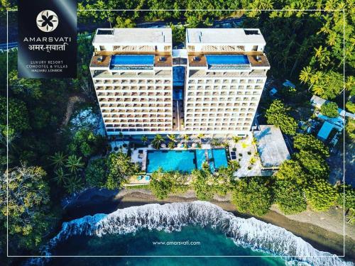 - une vue aérienne sur un hôtel sur la plage dans l'établissement Louis Kienne Resort Senggigi, à Senggigi