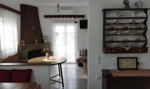una cucina e un soggiorno con tavolo in una camera di Zacharenia a Lithínai