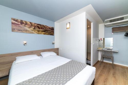 マコンにあるBrit Hotel Macon Nord Autoroute du Soleilのベッドルーム(白いベッド1台、デスク、椅子付)
