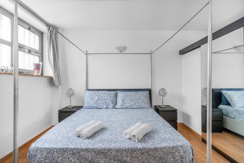 una camera da letto con un letto con due cuscini sopra di POM10 -Loreto - Duomo- 5 minutes from the Duomo a Milano
