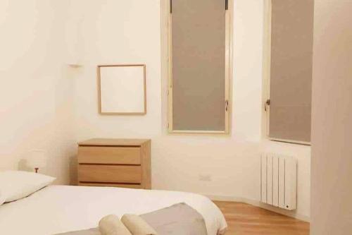 une chambre avec un lit, une commode et un miroir dans l'établissement Superbe T3 en centre-ville et facile d'accès, à Orléans