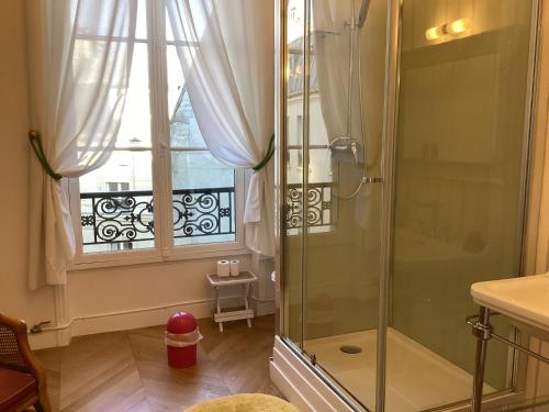 baño con ducha y ventana en BED and BREAKFAST PARIS QUARTIER CHAMPS-ÉLYSÉES, en París