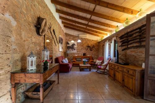 a large living room with a stone wall at Cugulutx in Llucmajor