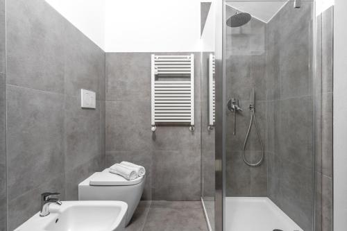 un bagno con doccia, WC e lavandino di POM10 -Loreto - Duomo- 5 minutes from the Duomo a Milano