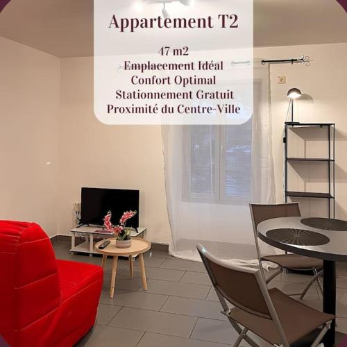 uma sala de estar com um sofá vermelho e uma mesa em Appartement 1er étage calme parking gratuit à 1 min à pieds em Roanne