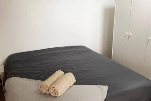 - 2 serviettes assises sur un lit dans une chambre dans l'établissement Maison duplex en plein centre d'Orléans, à Orléans