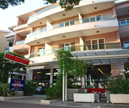 a building with a restaurant in front of it at Hotel Maritimo in Makarska