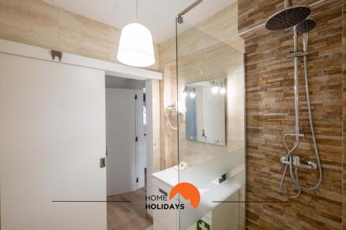 y baño con ducha, lavabo y espejo. en #002 Apartment in the center of the City en Albufeira