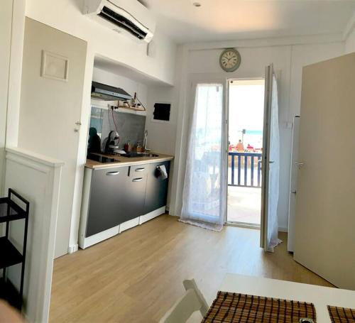 Cette chambre dispose d'une cuisine et d'une horloge murale. dans l'établissement Charmant cabanon les pieds dans l’eau…, à Marseille