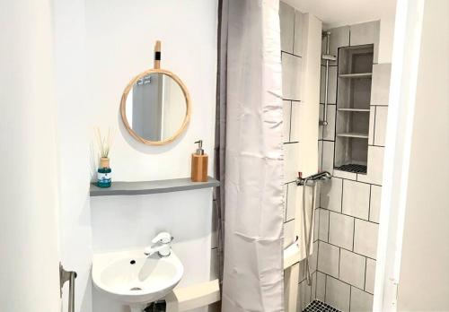 une salle de bain avec un lavabo et un miroir dans l'établissement Charmant cabanon les pieds dans l’eau…, à Marseille