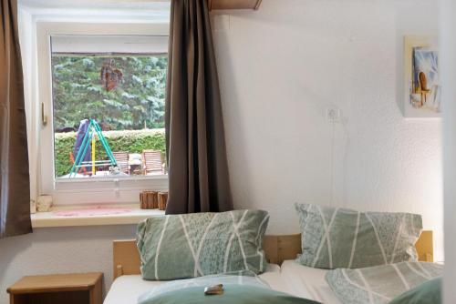 1 dormitorio con cama y ventana con parque infantil en Wasserfall, en Stall