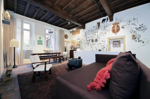 The Eclectic Home of Collector - Navona Square
