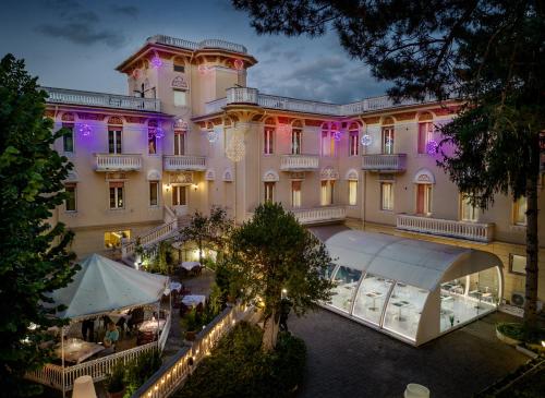 una vista aerea di un hotel di notte di Relais Le Felci Executive Suite Spa a Fiuggi