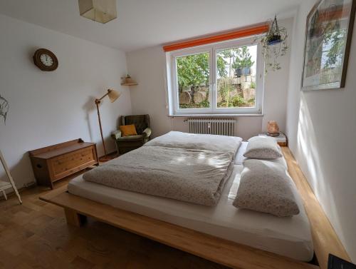 1 dormitorio con 2 camas y ventana en Ferienwohnung Am Seebach, 80 Qm, en Titisee-Neustadt