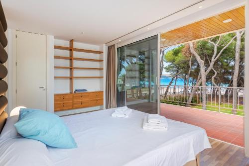 Villa Mediterrania I by Esteva Emerald Stay tesisinde bir odada yatak veya yataklar