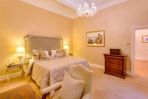 Rushton Hall Hotel and Spaにあるベッド