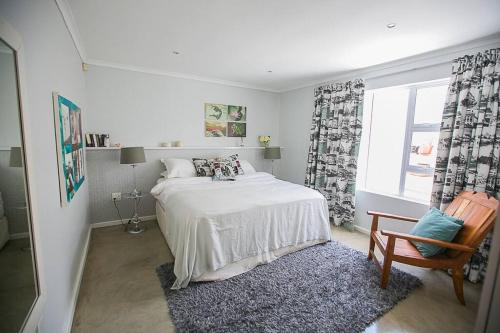 1 dormitorio con 1 cama, 1 silla y 1 ventana en On Salisbury, en Ciudad del Cabo