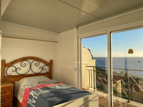 Schlafzimmer mit einem Bett und Meerblick in der Unterkunft Villa Tenerife Sur in Los Cristianos