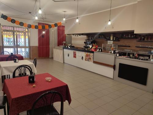 cocina grande con mesa y encimera en LOCANDA TRIESTE, en Bonavigo