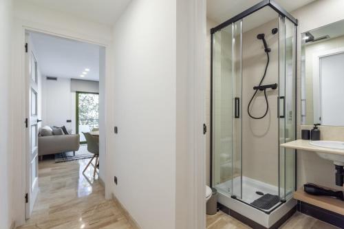 bagno con doccia e lavandino di Cozy Apartment Les Corts a Barcellona