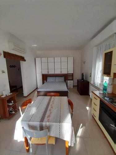 2 Betten in einem Zimmer mit Tisch und Stühlen in der Unterkunft Breve Ristoro in Parma