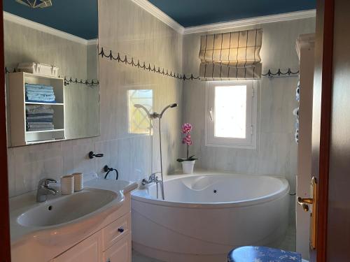 un bagno con due lavandini, una vasca e una finestra di Villa Tenerife Sur a Los Cristianos