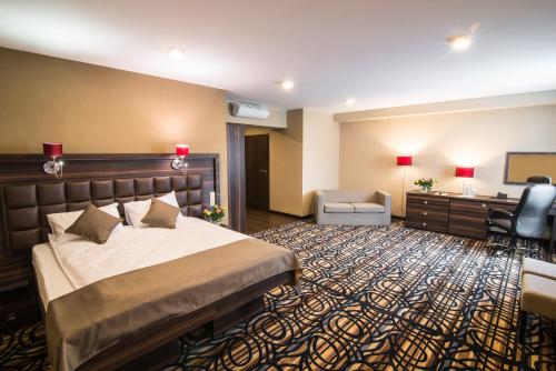 梅萊茨的住宿－阿特納酒店，配有一张床和一张书桌的酒店客房