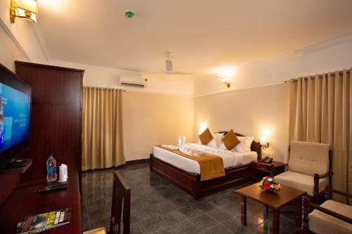 A bed or beds in a room at Hotel Keerthi