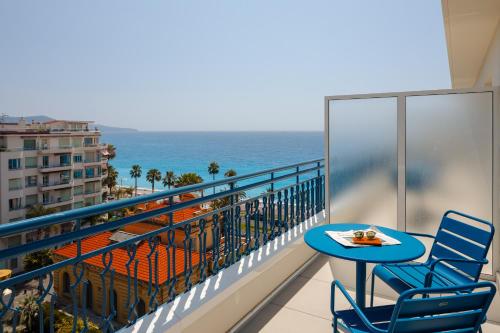balkon z 2 krzesłami i stołem oraz ocean w obiekcie Yelo Promenade powered by Sonder w Nicei