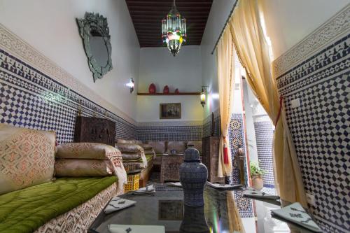 un salon avec un canapé et une table dans l'établissement Riad Sanaa Rose, à Fès