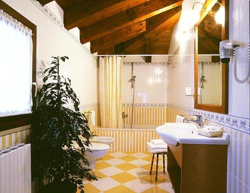 łazienka z rośliną, umywalką i toaletą w obiekcie Hotel Antico Moro w mieście Zelarino