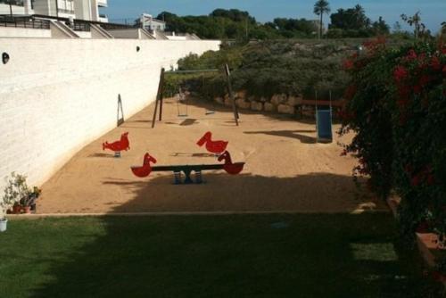 ビリャホヨサにあるPlaya Paraiso 27Eの赤鶏の置いたテーブルのある公園