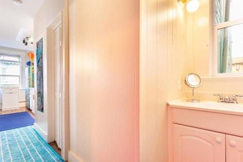 uma casa de banho com um lavatório e um espelho em Sutro: Vibrant & Cozy Studio in Central Noe Valley em São Francisco