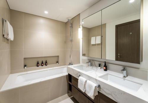 Koupelna v ubytování EasyGo - Exceptional 2BDR- Large Terrace-Pool Access