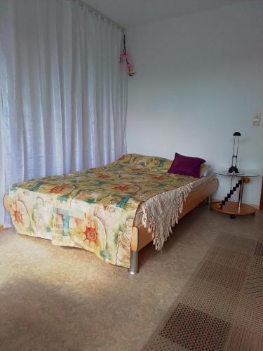 ein Schlafzimmer mit einem Bett mit einer bunten Bettdecke in der Unterkunft Appartement in Offenburg
