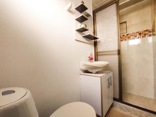 uma casa de banho com um WC e um lavatório em Excelente Apto a 10 minutos de el Aeropuerto em Bogotá
