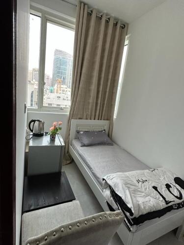 Una cama o camas en una habitación de Corniche Street - Superb Lovely Room