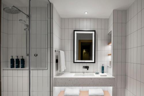 een badkamer met een bad, een wastafel en een douche bij Hilton Garden Inn Balikesir in Balıkesir