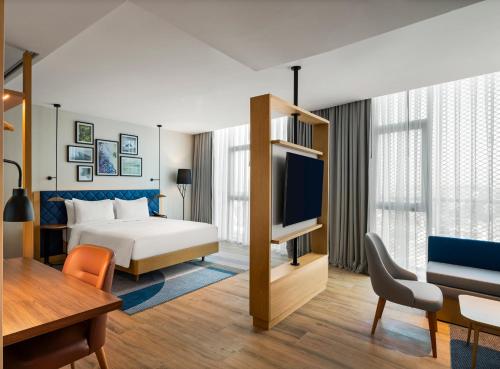 una camera d'albergo con letto e scrivania di Hilton Garden Inn Balikesir a Balıkesir