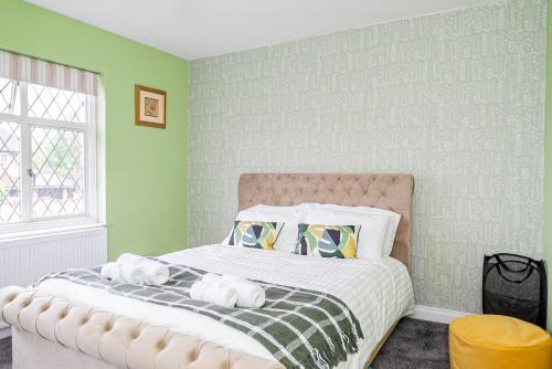 un dormitorio con una cama con dos animales de peluche en Stunning Place, close to Windsor & Heathrow & Private Parking en Burnham